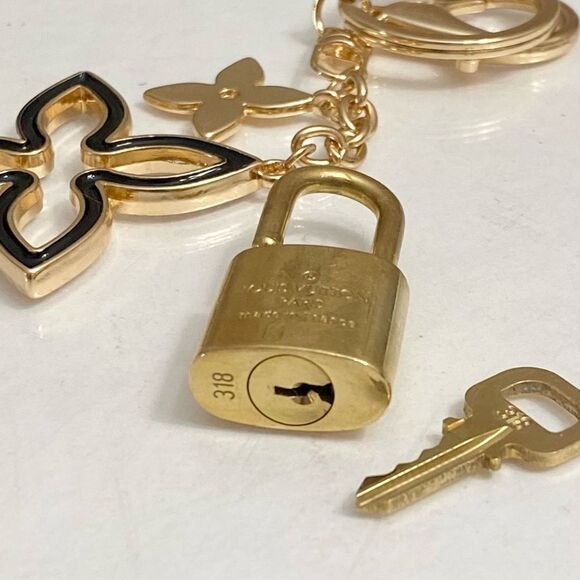 LOUIS VUITTONโLOCK AND KEY ๐ ON GOLD TONE KEYCHAIN #13-318 - Picture 6 of 10